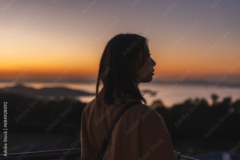 Fototapeta premium 夕焼け空と女性