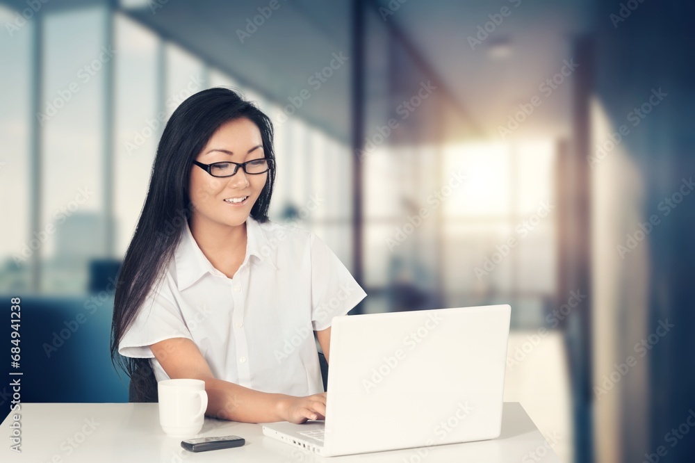 © BillionPhotos.com - Smiling busy professional woman manager © BillionPhotos.com - Smiling busy professional woman manager