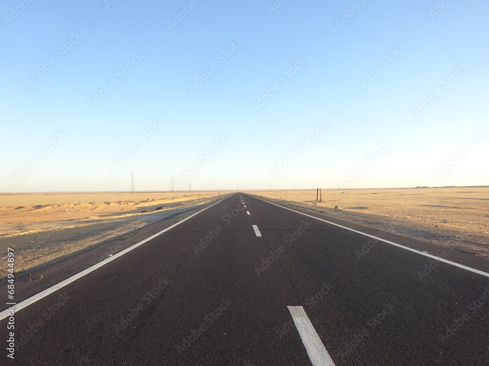 Fototapeta premium アスワンの郊外の幹線道路 エジプト Highway 75 of Aswan, Egypt