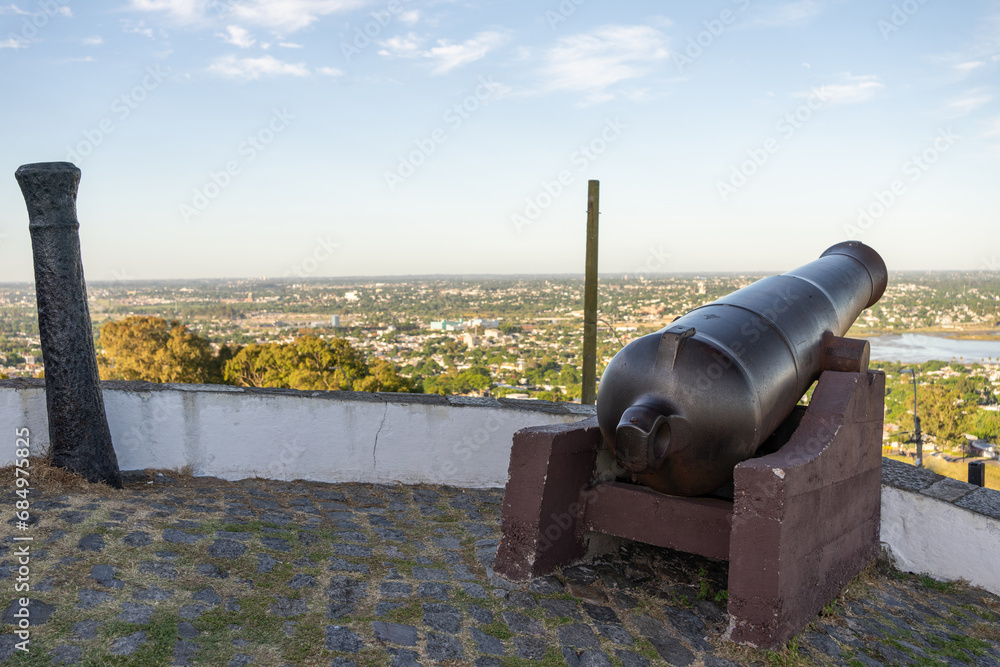 Panoramic view of Montevideo from the Fortaleza de Montevideo, with an old cannon in the foreground.