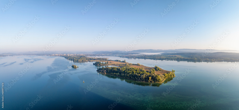 Luftbild-Panorama von der Halbinsel Mettnau im westlichen Bodensee von der Morgensonne angestrahlt