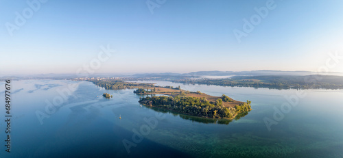 Luftbild-Panorama von der Halbinsel Mettnau im westlichen Bodensee von der Morgensonne angestrahlt