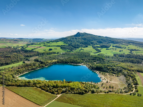 Luftbild vom Binninger See, Baggersee und Trinkwasserspeicher für die Gemeinden der Stadt Tengen, am Horizont der Hegauvulkan Hohenstoffeln