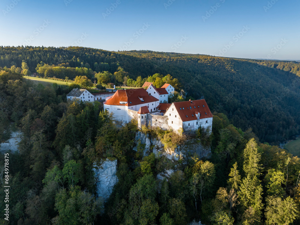 Luftbild von der Burg Wildenstein bei Leibertingen von der Morgensonne angestrahlt