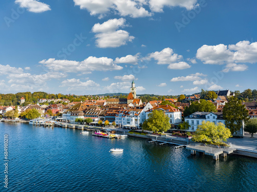 Luftbild von der Stadt Überlingen am Bodensee mit der Seepromenade