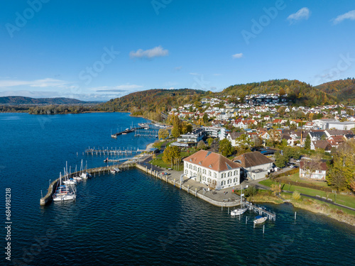 Luftbild vom Bodensee mit der Gemeinde Bodman-Ludwigshafen mit dem Yachthafen und altes Zollhaus