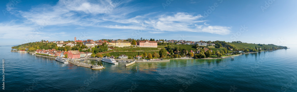 Luftbild-Panorama von der Stadt Meersburg mit der Seepromenade und Hafen
