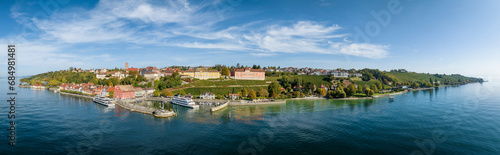 Luftbild-Panorama von der Stadt Meersburg mit der Seepromenade und Hafen