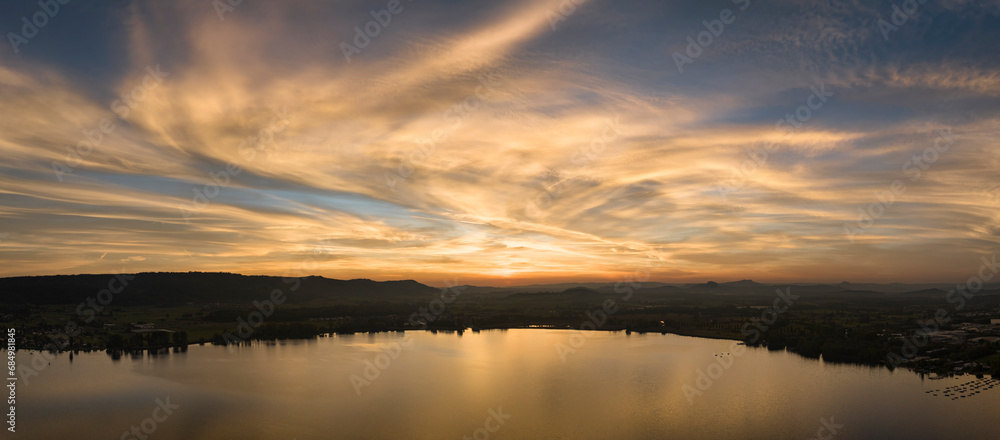Luftbild-Panorama vom Untersee, der westliche Teil vom Bodensee kurz nach Sonnenuntergang, am Horizont die Hegauberge Luftbild-Panorama vom Untersee, der westliche Teil vom Bodensee kurz nach Sonnenuntergang, am Horizont die Hegauberge