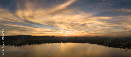 Luftbild-Panorama vom Untersee  der westliche Teil vom Bodensee kurz nach Sonnenuntergang  am Horizont die Hegauberge