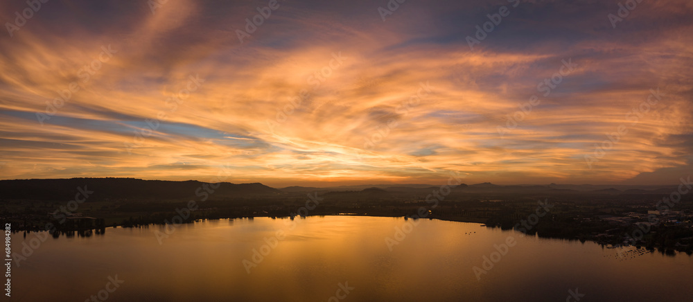 Luftbild-Panorama vom Untersee, der westliche Teil vom Bodensee kurz nach Sonnenuntergang, am Horizont die Hegauberge