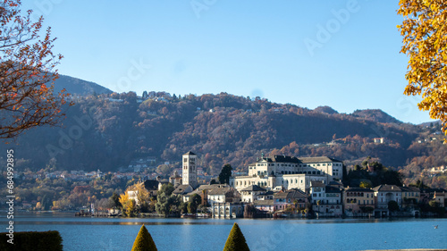Foto lake in the mountains, Orta San Giulio, Italy
