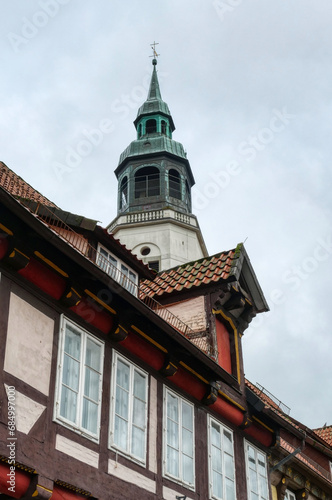 Kirchturm und Fachwerkfassade in der Altstadt von Celle