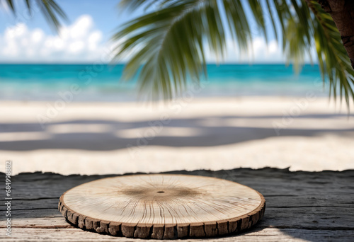 Planche en bois de présentation d'objet avec pour décor une plage de sable blanc et un lagon