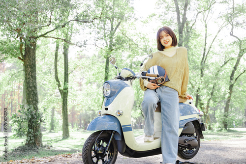 バイクを運転する女