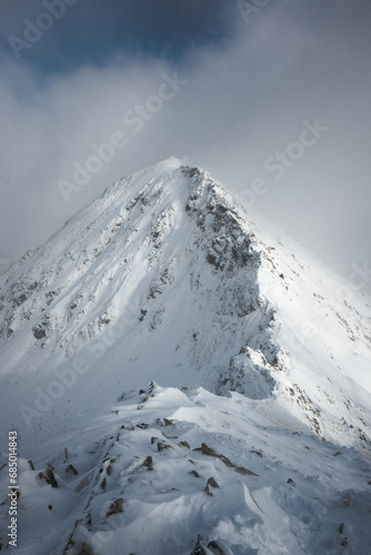 Fototapeta Naklejka Na Ścianę i Meble -  Zimowa gra światła i cienia w górach, Tatry, Szpiglasowa Przełęcz, Miedziane.