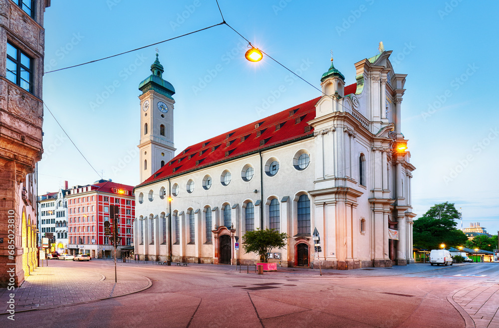 Obraz premium St Peter's Church is a Roman Catholic church in the inner city of Munich, Germany. Nobody