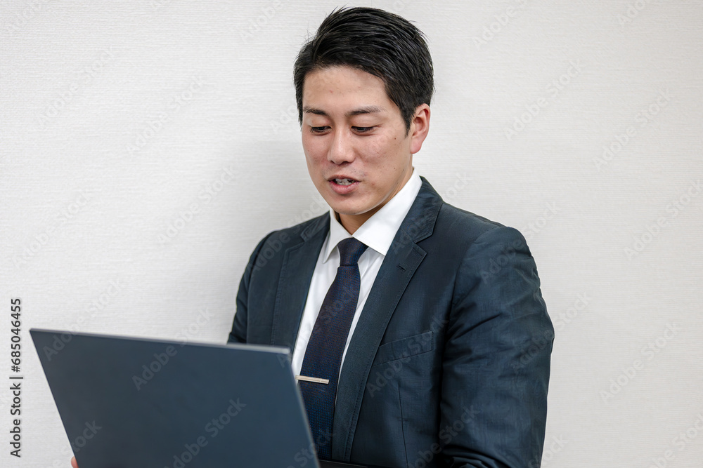 PCを持つビジネスマン PCを持つビジネスマン