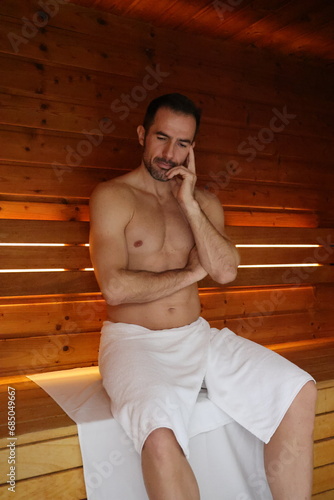 Przystojny mężczyzna korzysta z sauny. Odnowa biologiczna. Dbanie o zdrowie. 