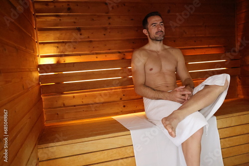 Przystojny mężczyzna korzysta z sauny. Odnowa biologiczna. Dbanie o zdrowie. 