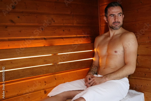 Przystojny mężczyzna korzysta z sauny. Odnowa biologiczna. Dbanie o zdrowie.  © marriaci_photo