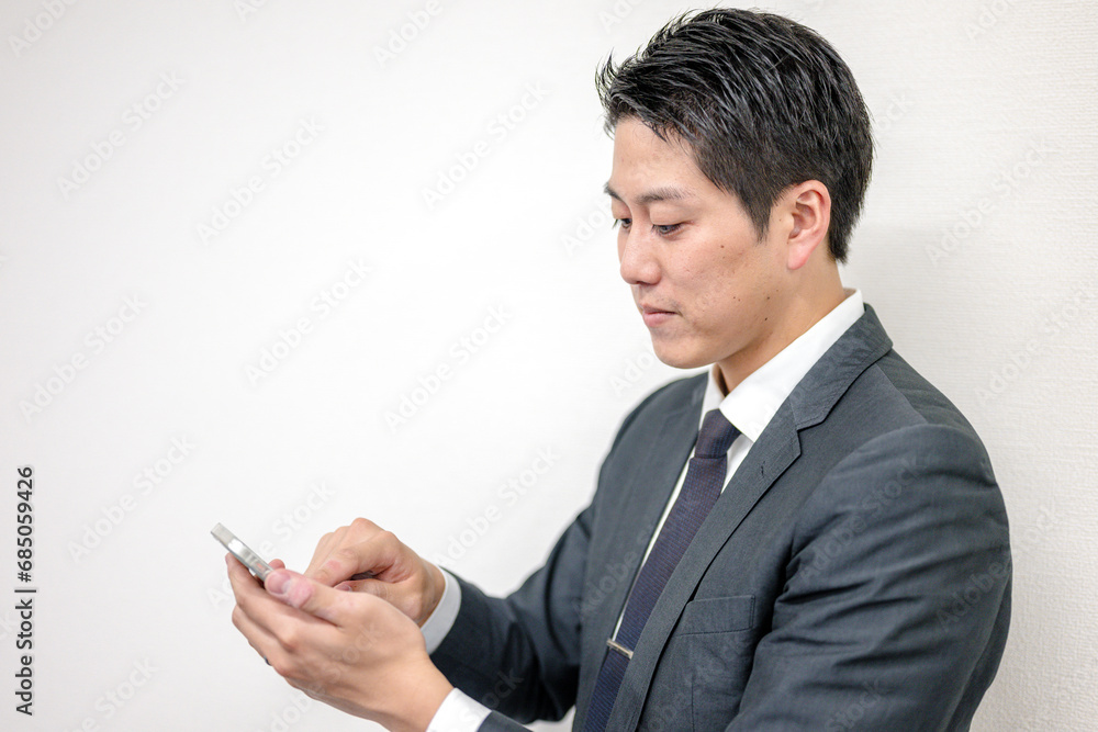 携帯を操作するビジネスマン 携帯を操作するビジネスマン