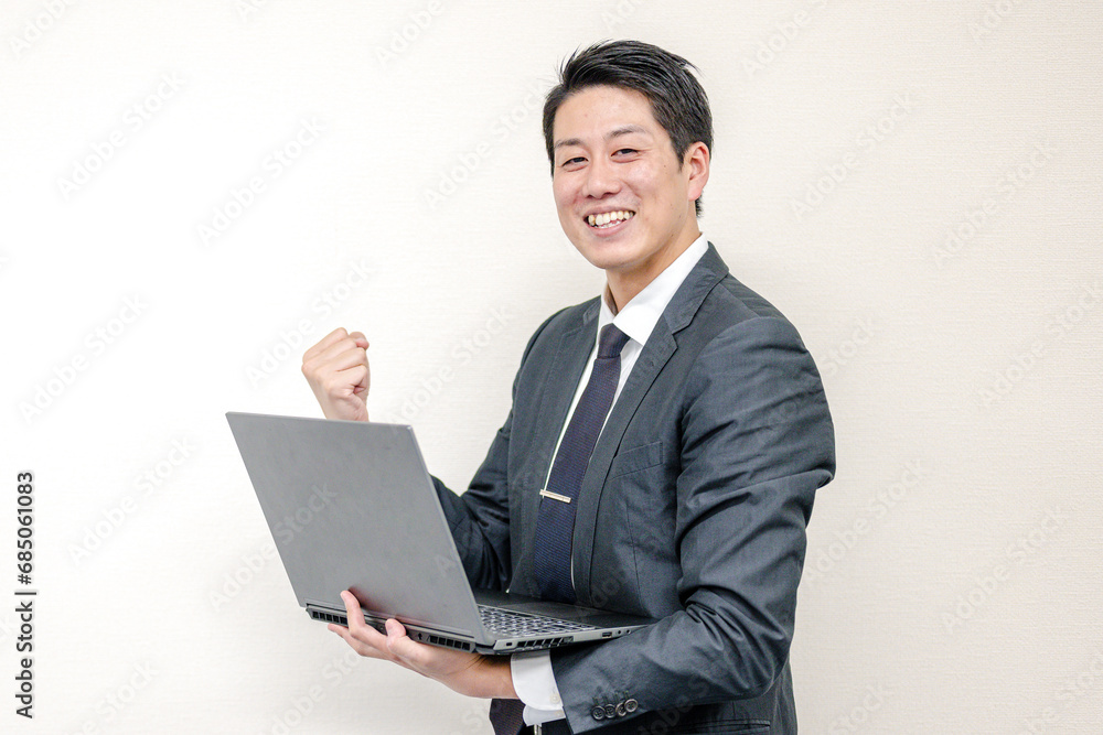 PCを持つビジネスマン PCを持つビジネスマン