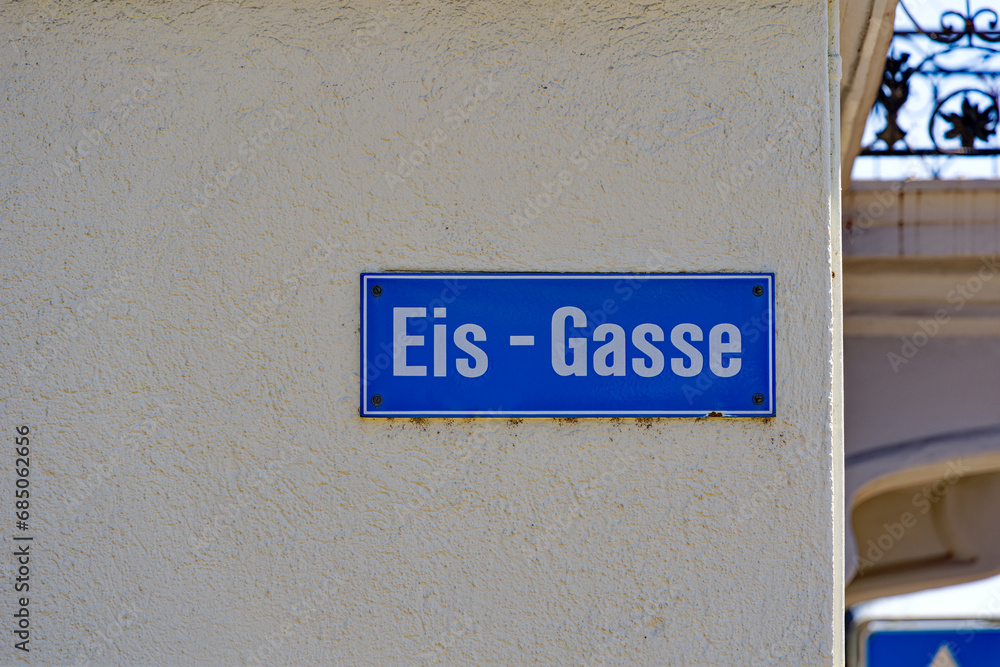 Φωτογραφία Street name sign with text Ice Alley fixed at facade of apartment building at City of Zürich on a hot and sunny summer day