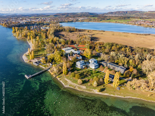 Obraz na plátně Luftbild von der Halbinsel Mettnau im westlichen Bodensee mit der Schiffanlegest