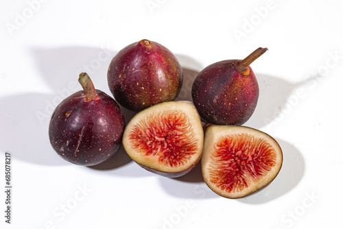 Fotografía Figs are served dark purple, with a beautiful bright red filling, on a plain whi