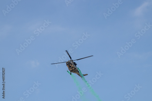 연막탄을 뿌리며 날아가는 KUH-1 수리온 헬기의 공중기동 에어쇼