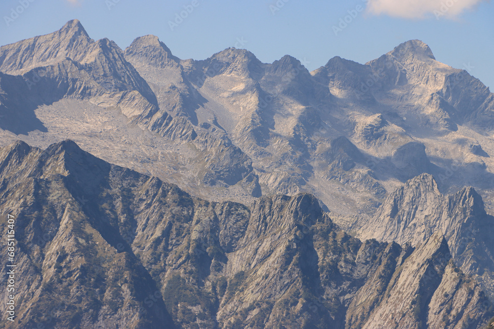 Majestätische Hochgebirgslandschaft der Bernina-Alpen Blick von Osten auf die Gruppe um den Pizzo Ligoncio (3033 m, rechts) mit Cime del Calvo (links)