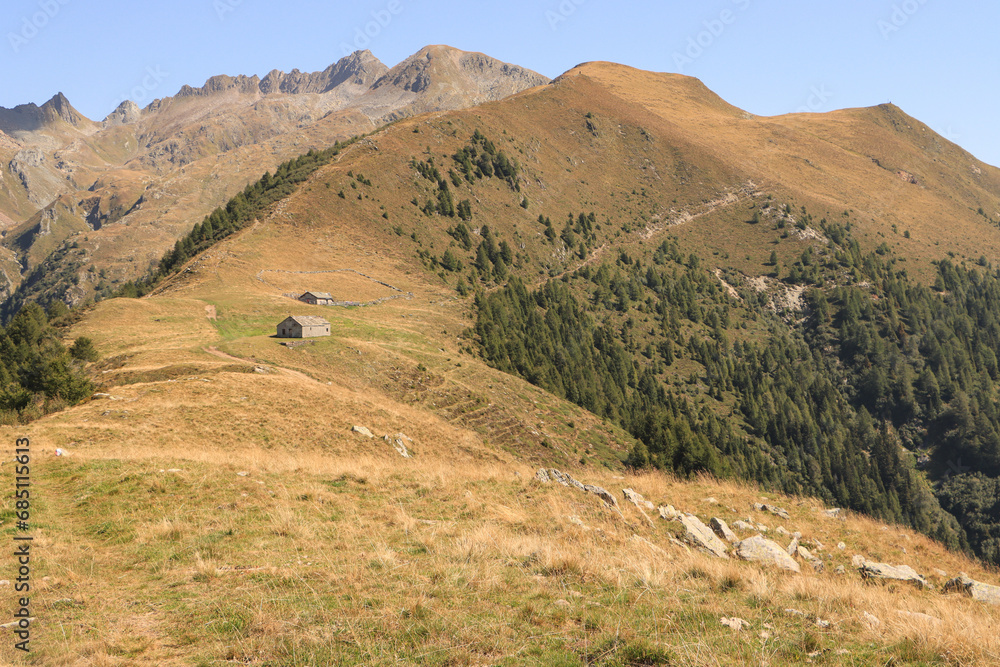Wunderbares Wanderrevier über dem Val Masino in den Bernina-Alpen; Blick von den Casere Scermendone zum gleichnamigen Pass und zum Pizzo Bello (2743 m)