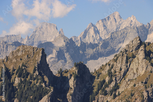 Giganten des Bergell; Blick von Süden über das Val Masino auf Pizzo Badile (3308m) und Pizzo Cengalo (3369m)