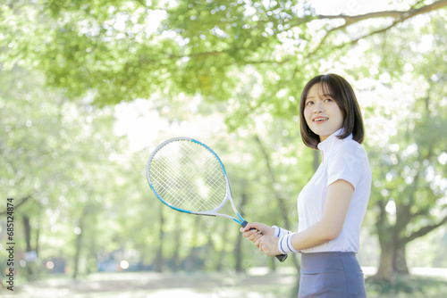 テニス　若い女 © Takaco