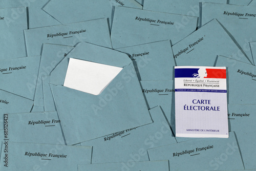 Ensemble d'enveloppes bleues avec un bulletin de vote et carte d'électeur
