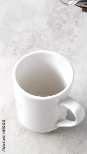 淹れたてのコーヒーをマグカップに注ぐ