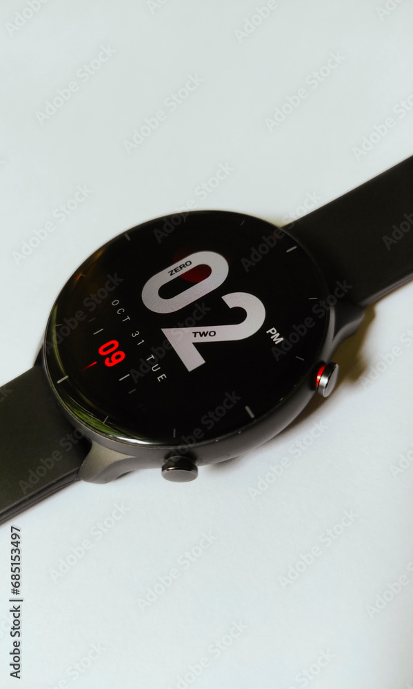Large digits on a circular dial smartwatch Large digits on a circular dial smartwatch
