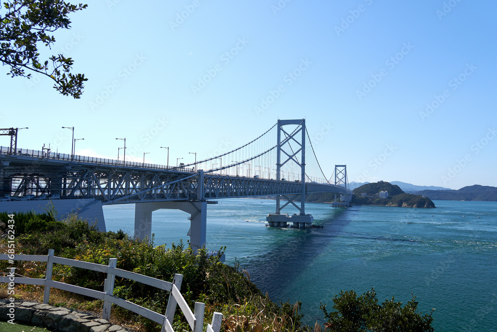 淡路から眺めた海峡にかかる大鳴門橋