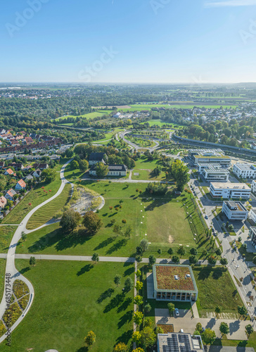 Fototapeta Naklejka Na Ścianę i Meble -  Der Sheridan-Park in Augsburg-Pfersee im Luftbild, Blick über die Grünanlage zum ehemaligen Casino