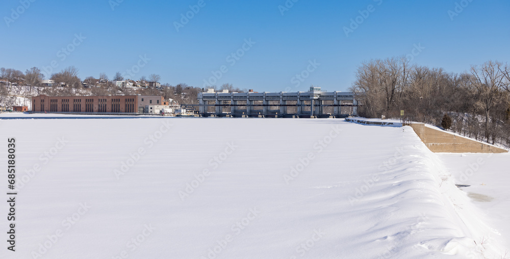 Centrale hydroélectrique en hiver,  horizontal / panoramique