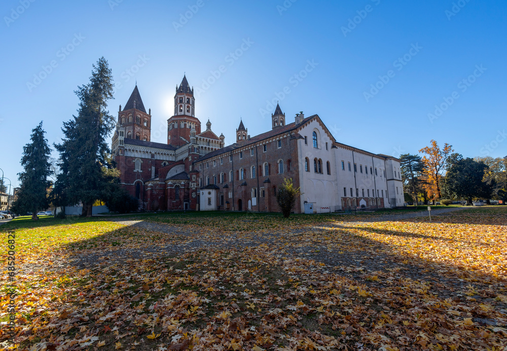 Obraz premium View of the Basilica of Sant'Andrew (Sant'Andrea) in Vercelli, Piedmont, Italy