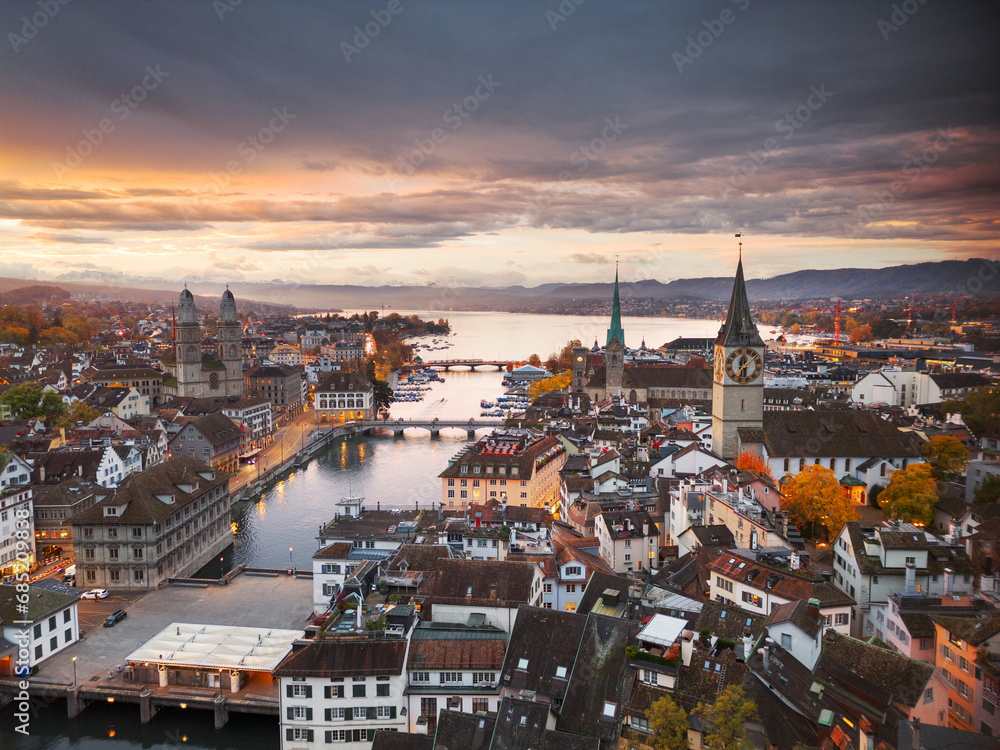 Obraz premium Zurich, Switzerland old town skyline over the Limmat River