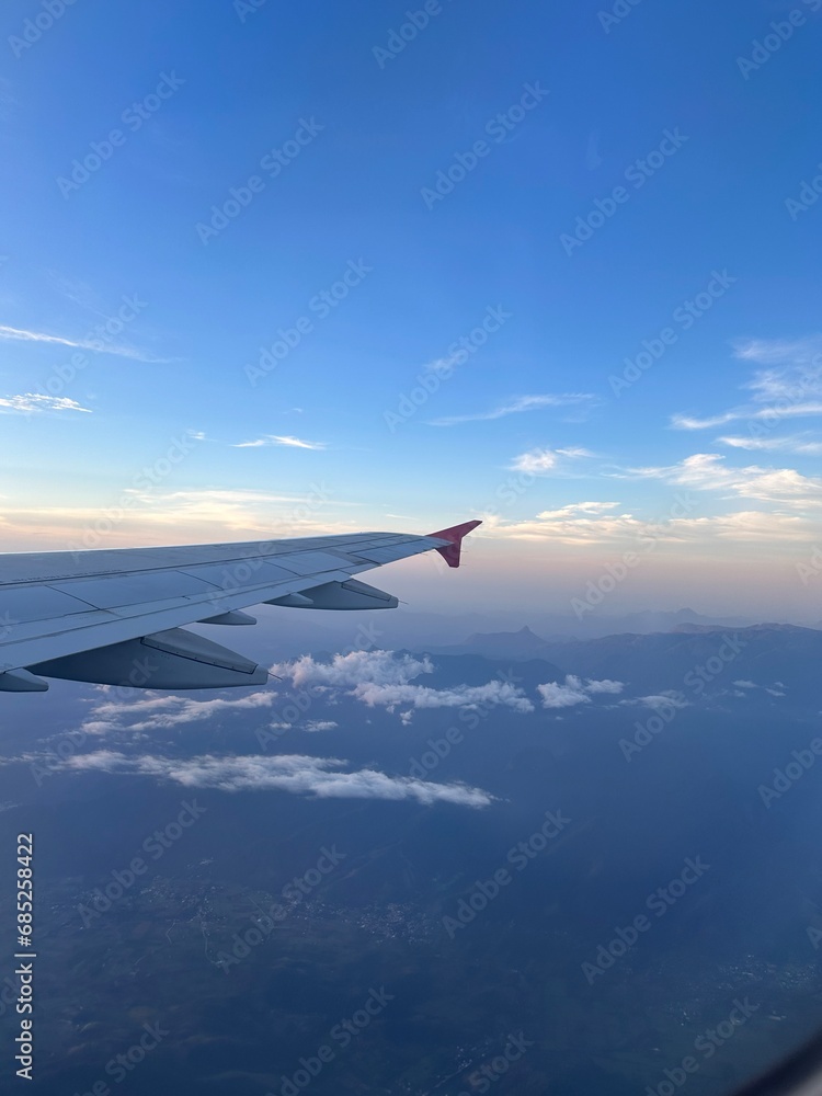 Fototapeta premium airplane in the sky - vista de um aviao no cue