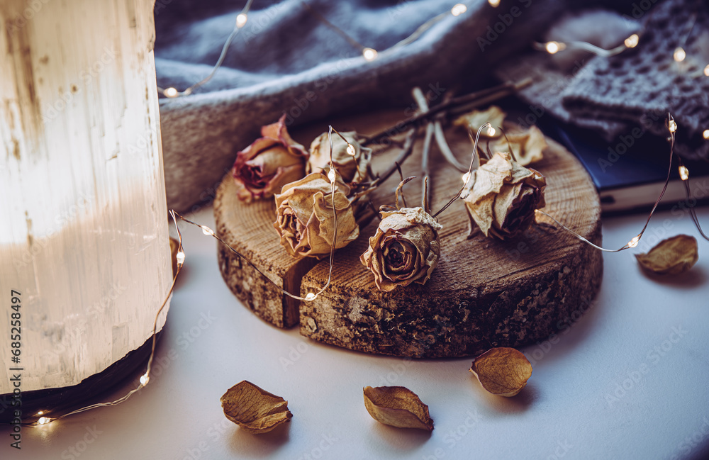 Using dead flowers in home decor in interior is bad Feng Shui. Dried roses on wood disc in home