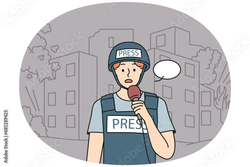 Foto Scared male reporter in protective gear lead live broadcast from war zone