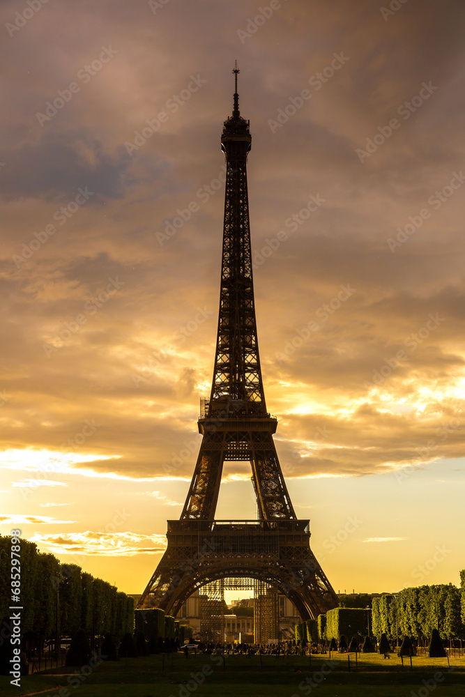 Naklejka premium Eiffel Tower in Paris during sunset, France