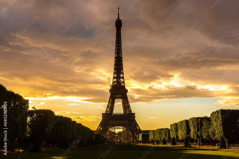 Naklejka premium Eiffel Tower in Paris during sunset, France