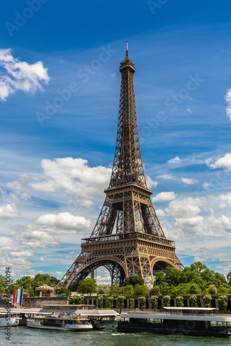 Fototapeta Naklejka Na Ścianę i Meble -  Eiffel tower and Seine river in Paris, France