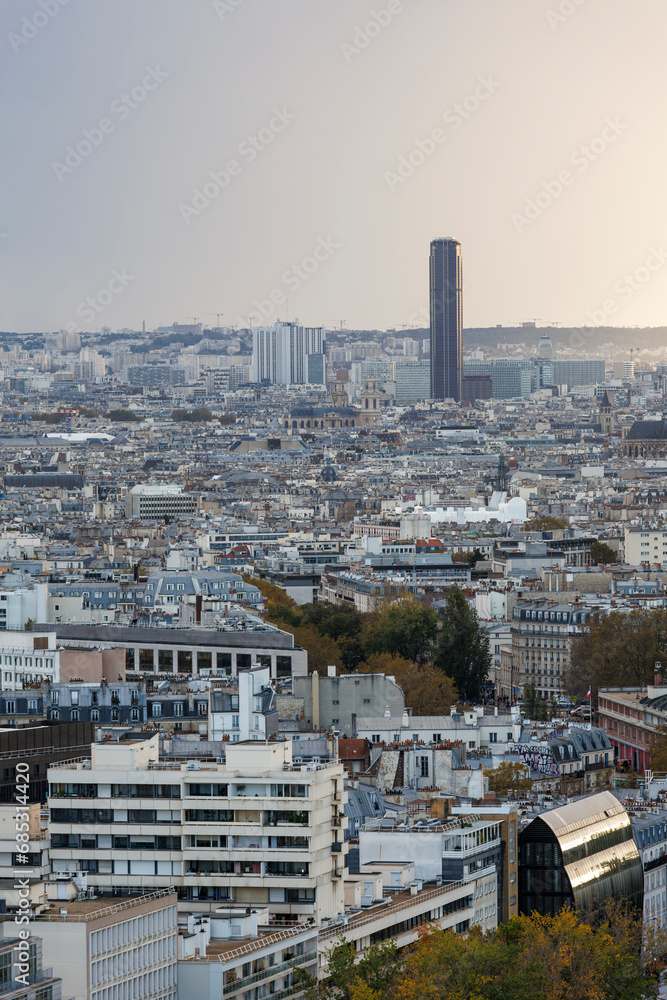 Vue aérienne de Paris, du Nord-Est au Sud-Ouest avec la Tour Montparnasse en arrière-plan